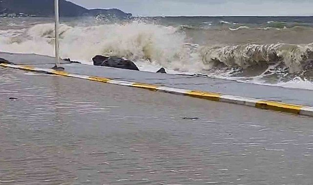 Yalova'da fırtınada dev dalgalar Esenköy kıyılarını dövdü