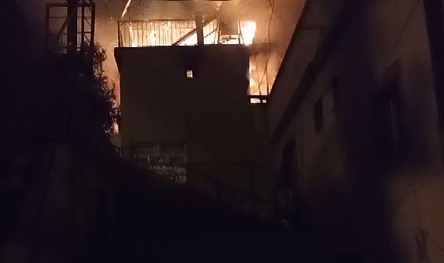 Yanan ev kullanılamaz hale geldi