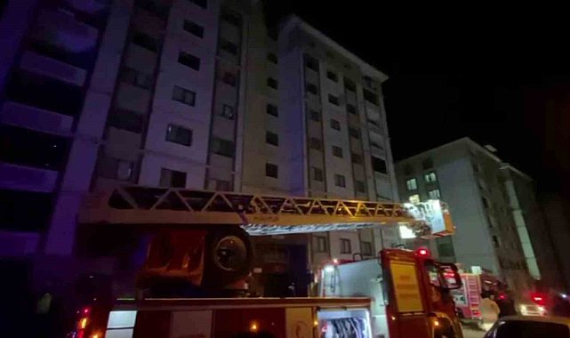 Yangında evdeki tüp patladı: Binada mahsur kalan 13 kişiyi itfaiye ekipleri kurtardı