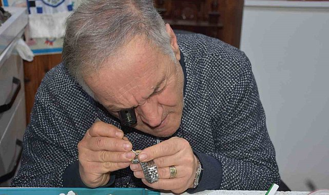 Yarım asırlık saat ustası çırak bulamadığı mesleğini eşiyle ayakta tutuyor