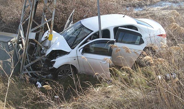 Yoldan çıkan otomobil direğe çarptı: 3 yaralı