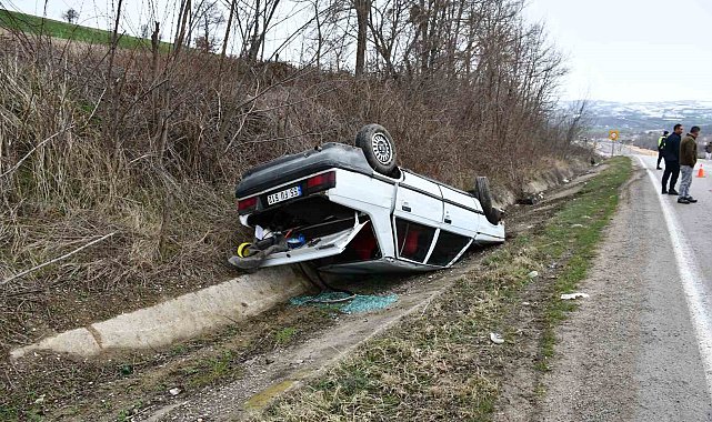 Yoldan çıkan otomobil ters döndü