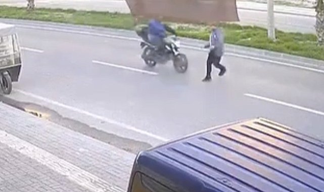 Yolun karşısına geçerken motosikletin çarptığı bir kişi yaralandı