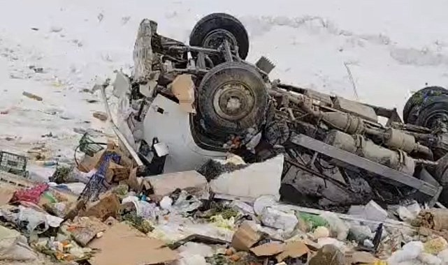 Yüksekova'da kamyonet şarampole yuvarlandı: 1 kişi yaralandı