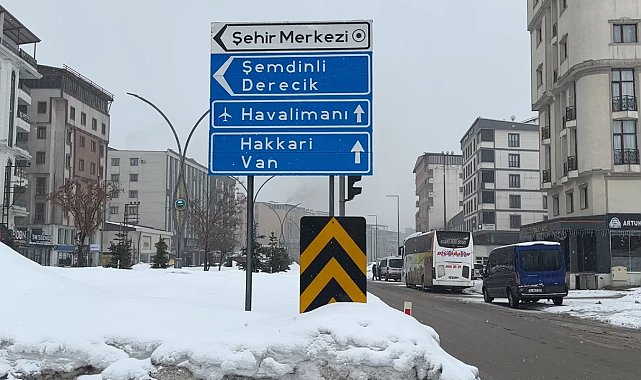 Yüksekova'da uçak seferlerine kar ve sis engeli