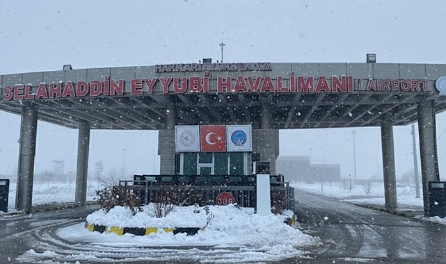 Yüksekova'da uçak seferlerine sis ve kar engeli