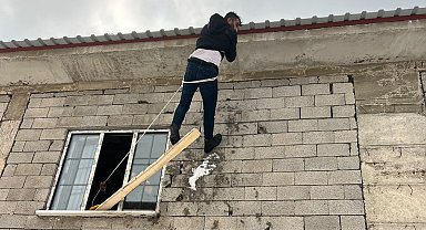 Yüksekova'da yürekleri ağza getiren kaza: Çatıda asılı kalan vatandaş kurtarıldı