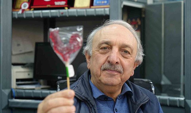 10 yıldır her Ramazan'da iftarlık olarak horoz şekeri dağıtıyor