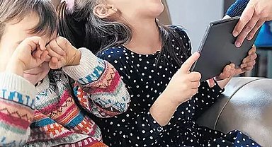 15 yaş altına sosyal medya düzenlemesi geliyor... Doğum ve babalık izinleri artıyor!