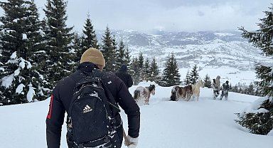 2 bin 100 rakımlı kışlada aylarca kar altında mahsur kalan atları köyün gençleri kurtardı