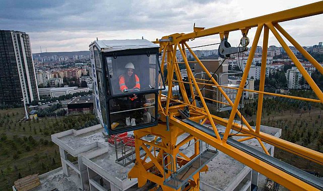 20 yaşındaki kule vinç operatörü olan genç kız, ekmeğini gökyüzünde kazanıyor