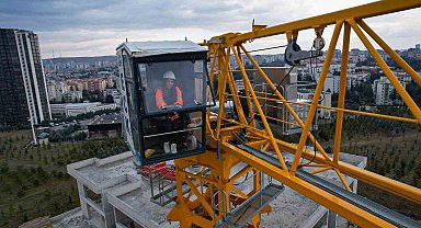20 yaşındaki kule vinç operatörü olan genç kız, ekmeğini gökyüzünde kazanıyor