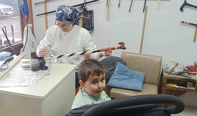 20 yıllık Fatime usta bir eliyle torun sallıyor, diğer eliyle dünyaca ünlü bastonlara şekil veriyor