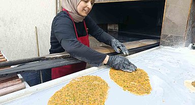 4 çocuk annesini gören şaşırıyor: Elinde küreği lahmacun ustalığı yapıyor