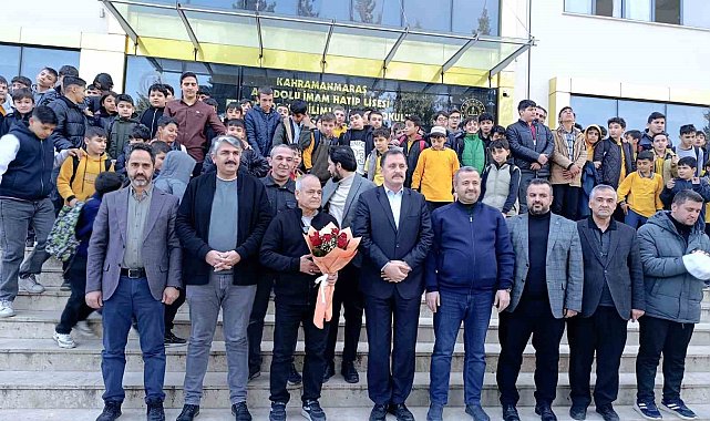 40 yıllık öğretmen duygusal törenle emekliye uğurlandı