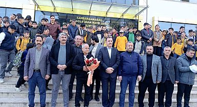 40 yıllık öğretmen duygusal törenle emekliye uğurlandı