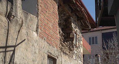 5.1 büyüklüğündeki depremin merkez üssü olan Buldan'daki eski yapılarda büyük hasarlar oluştu