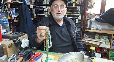 71 yaşındaki Cevat Dede tespih dizerek para kazanıyor