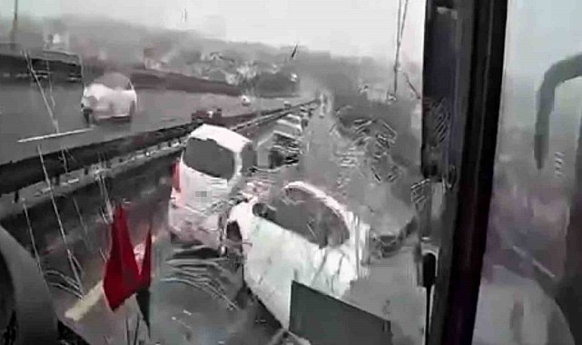 8 kişinin yaralandığı kaza anı kamerada