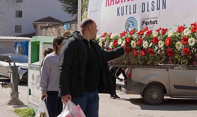 8 Mart'ta Kestel çiçek açtı...Kadınlar için bilboardların altına çiçek bırakıldı