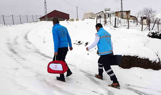 81 yaşındaki hastaya evinde diş tedavisi hizmeti