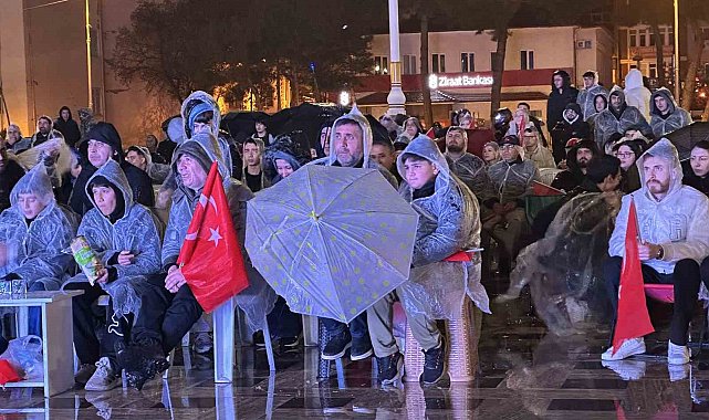 A Milli Futbol Takımı'na yağmur altında destek