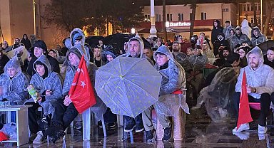 A Milli Futbol Takımı'na yağmur altında destek