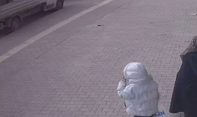 Açılan araç kapısı kazaya neden oldu