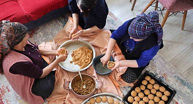 Adana'da bayram sofralarının vazgeçilmezi içli köfte mesaisi başladı