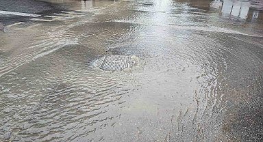 Adana'da içme suyu borusu patladı, cadde göle döndü