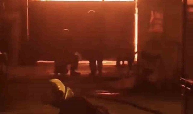 Adana'da mobilya atölyesinde yangın çıktı
