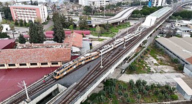 Adana'da raydan çıkan metro vagonu direğe çarptı