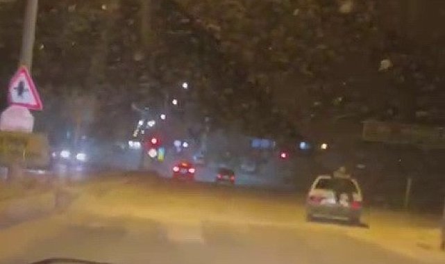 Adıyaman'da tepki çeken görüntü: Seyir halindeki otomobilin bagaj kısmına oturarak ilerledi