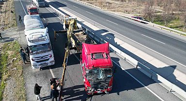 Afyonkarahisar'da tır yolcu minibüsüne çarptı: 11 yaralı