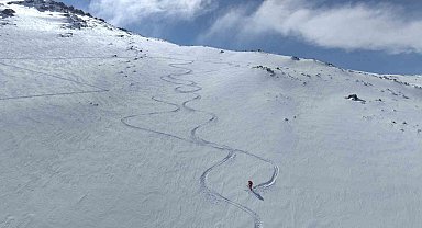 Ağrı Dağı'ndan kayan kayakseverler, Ağrı Dağı'nın Iğdır tarafına kayak merkezi yapılması çağrısında bulundu