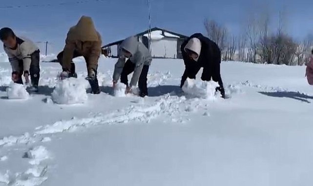 Ağrı'da kar yağdı, çocuklar doyasıya eğlendi