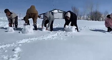 Ağrı'da kar yağdı, çocuklar doyasıya eğlendi