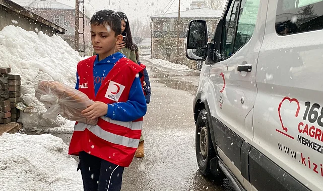 Ağrı'da Kızılay'dan gönülleri ısıtan pide dağıtımı
