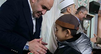 AK Parti İl Başkanı Gürhan Albayrak, Reşadiye Camii'nde vatandaşlarla bayramlaştı