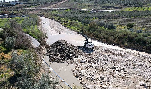 Akdeniz Belediyesinden taşkın riskine karşı yoğun mesai
