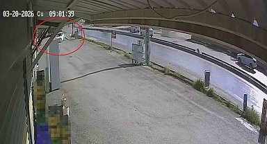 Akıl almaz kaza: Otomobil prefabrik iş yerlerinin içinden geçti