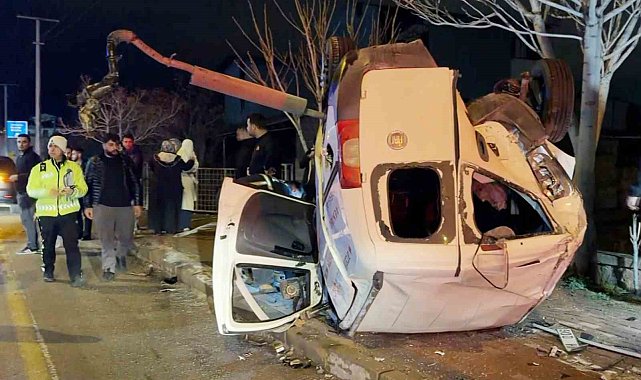 Aksaray'da hafif ticari araç takla attı: 2 ağır yaralı