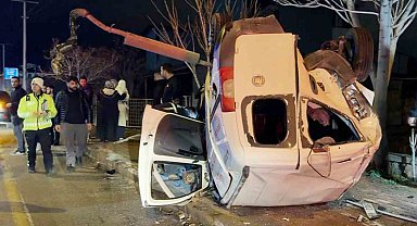 Aksaray'da hafif ticari araç takla attı: 2 ağır yaralı