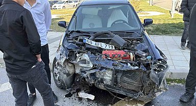 Aksaray'da iki otomobil çarpıştı: 2 yaralı