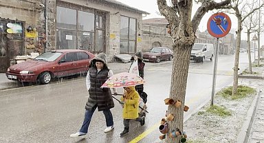Aksaray'ın Güzelyurt ilçesinde şiddetli yağış etkili oluyor