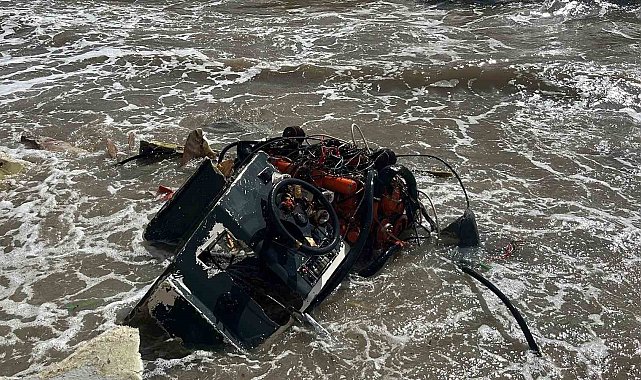 Alanya'da balıkçı teknesi alabora oldu: 2 kişi yüzerek kurtuldu