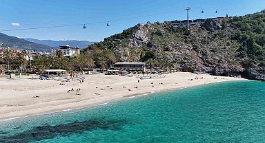 Alanya'da mart ayı ortasında yaz görüntüleri: Hava sıcaklığı 20 dereceye çıkınca deniz ve güneşin tadını çıkardılar