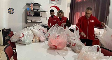 Alaşehir'de Kızılay'dan çocuklara bayram hediyesi