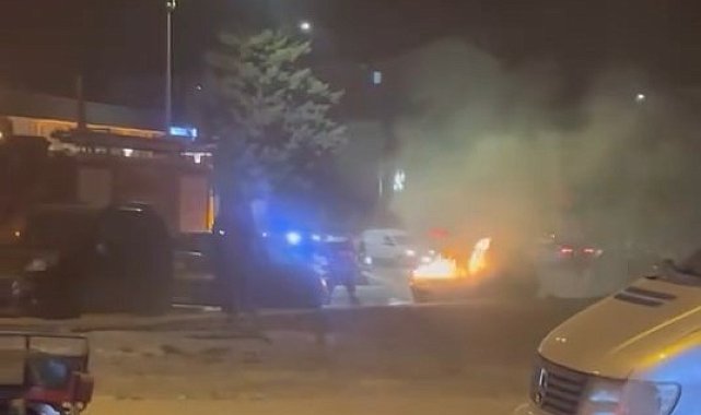Alev alan aracı itfaiye ekipleri söndürdü