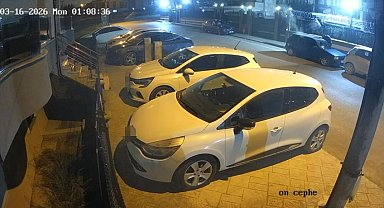 Alevlere teslim olan otomobil dakikalarca böyle yandı